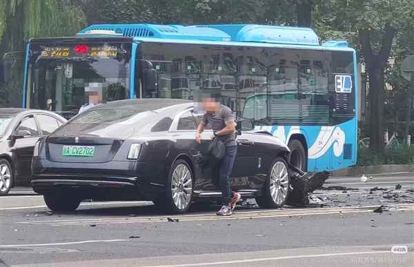 博主称“被陈震撞是种幸运”被禁言 微博官方：该用户存在营销炒作(图1)