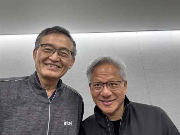 黄仁勋：Intel用33年试图消灭NVIDIA