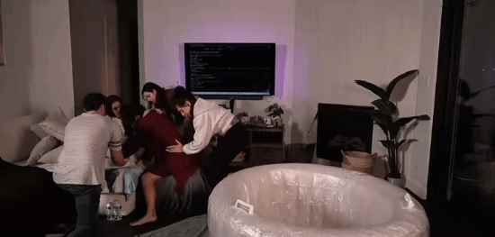 国外美女主播直播生孩子万人见证 平台CEO送上祝福：网友热议这也能直播啊(图2)