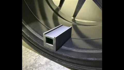 RTX5080整机塞进保时捷911轮毂！通过钥匙开机重启(图3)