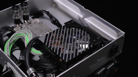 RTX5080整机塞进保时捷911轮毂！通过钥匙开机重启(图7)