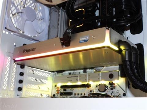 日本Sycom展示LYNK+快拆水冷版RTX5090：三颗猫头鹰风扇(图2)
