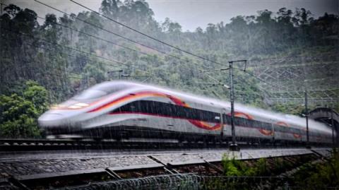 复兴号高铁雨中飞驰赶路 “雨雾”激荡：国外网友集体羡慕(图5)