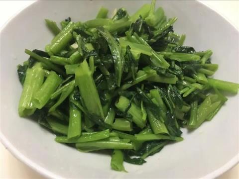 浙江一居民楼出现空心菜“瀑布” 从5楼挂到1楼(图6)