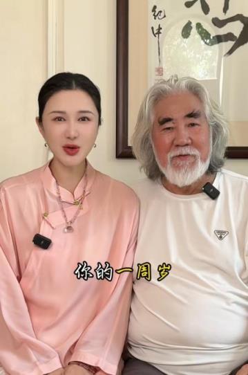 74岁张纪中为1岁女儿庆生遭网友围攻 妻子回应：来一个骂一个(图1)