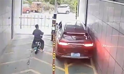 女子开SUV走非机动车道出地库 ：死活不倒车致车辆被卡(图2)