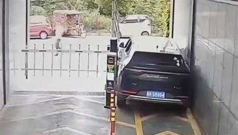 女子开SUV走非机动车道出地库 ：死活不倒车致车辆被卡(图3)