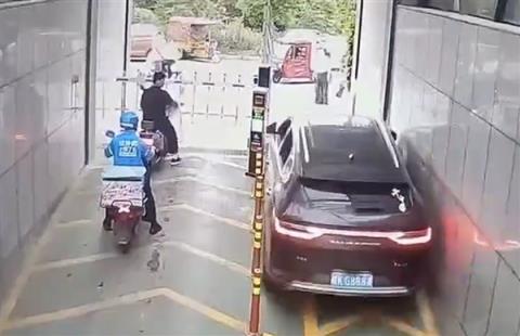 女子开SUV走非机动车道出地库 ：死活不倒车致车辆被卡(图5)