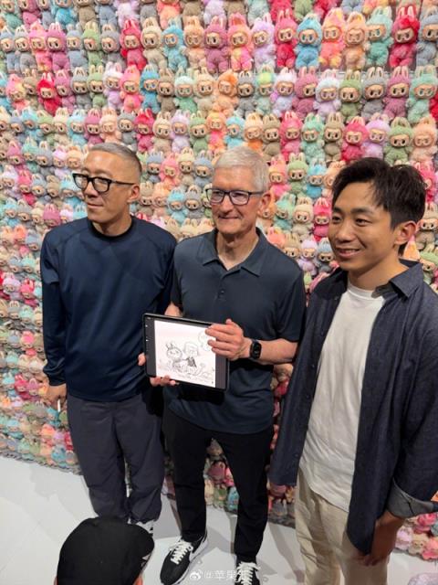 苹果CEO库克现身上海：与LABUBU之父合影(图2)