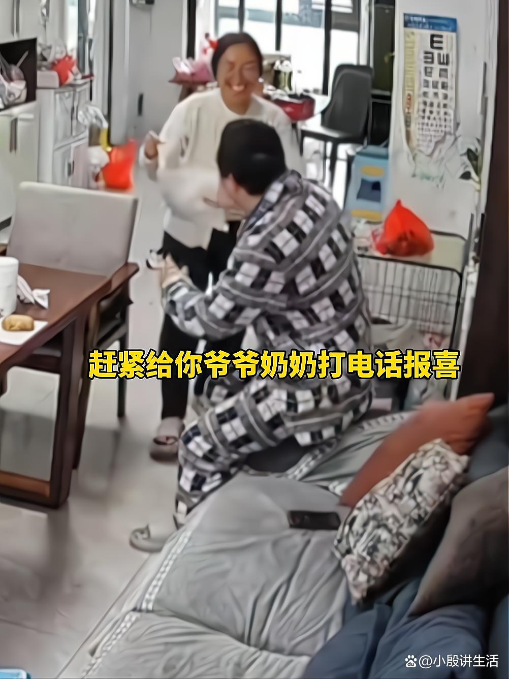 安徽一孩子考试61分:全家为此欢呼?爸爸否认是为了摆拍!