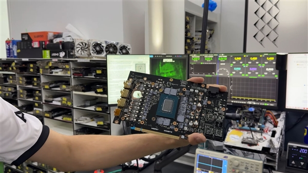 RTX 5070 Ti烧毁 出现一个大洞！竟然嫁接RX 580救活了