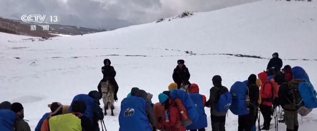 新疆喀纳斯出现暴雪天气，景区暂停户外徒步，巡护队劝返300余人