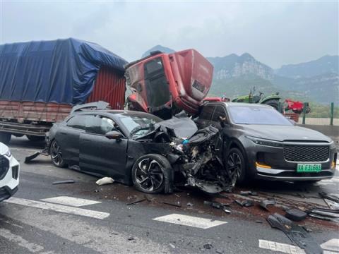 极氪001被大货车追尾报废 全车人没事！车主又订了一台001(图1)