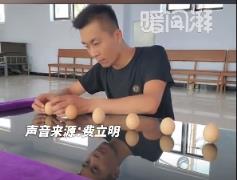 男子20.67秒立6个鸡蛋破吉尼斯世界纪录！本人：练平衡术30年 物品上手就能找到重心(图1)