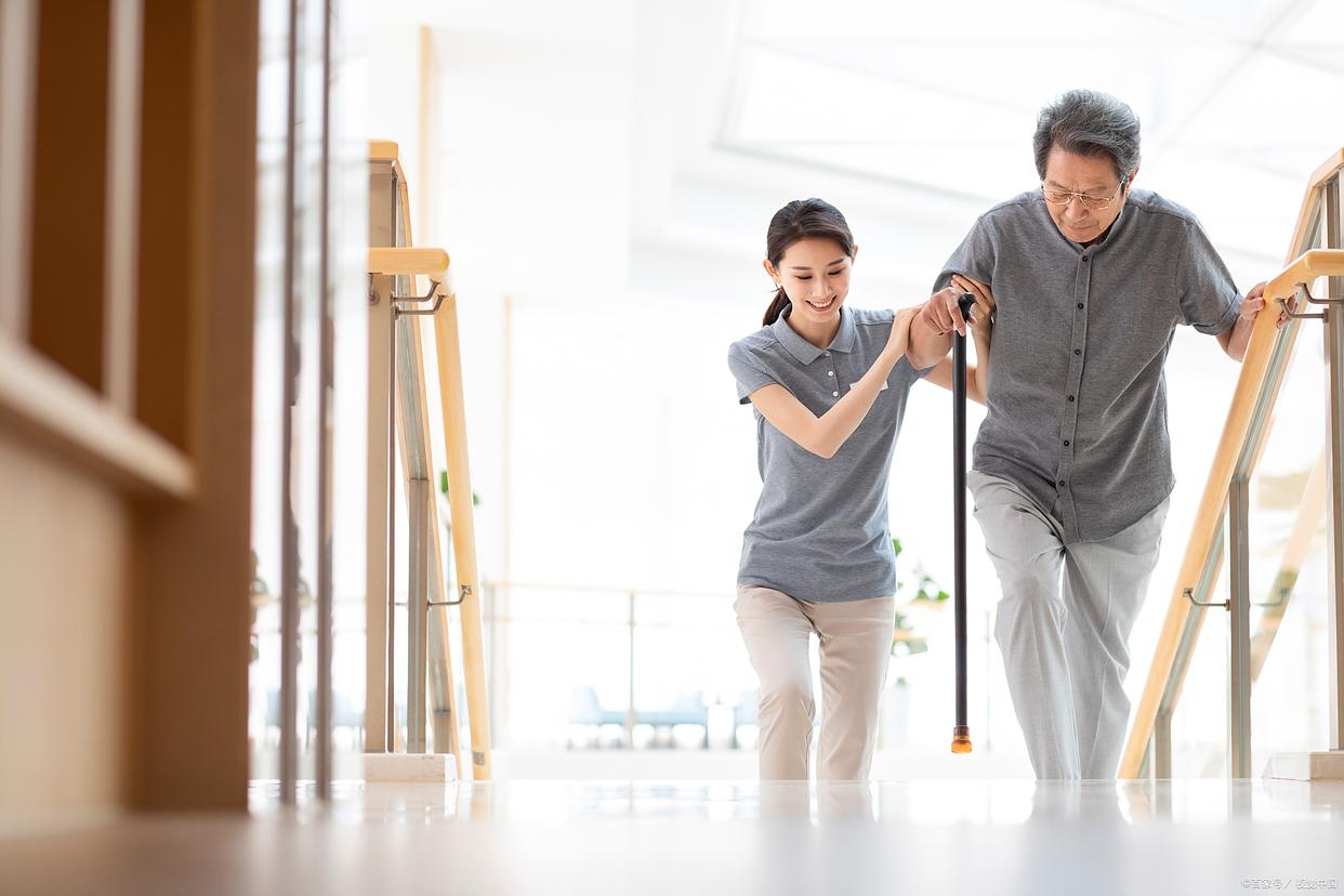 监控缺失的14天:男子扶老人反被诬 一场自证清白的现代荒诞剧