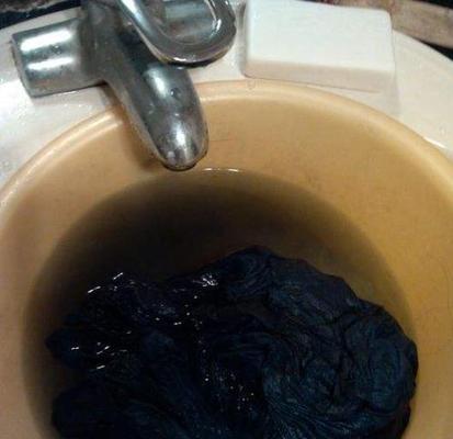 黑色牛仔裤掉色解决方法？告别衣服染色