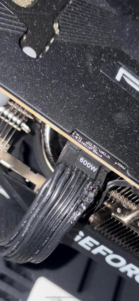 12V-2x616针供电接口真没法要了！48小时烧了四块RTX5090(图6)
