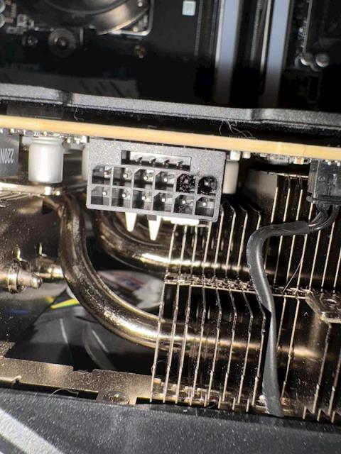 12V-2x616针供电接口真没法要了！48小时烧了四块RTX5090(图7)