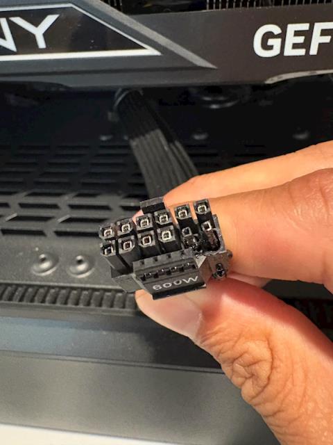12V-2x616针供电接口真没法要了！48小时烧了四块RTX5090(图8)