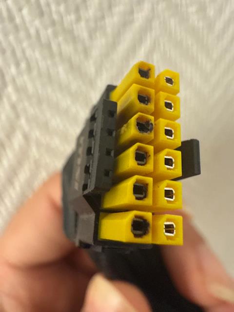 12V-2x616针供电接口真没法要了！48小时烧了四块RTX5090(图9)