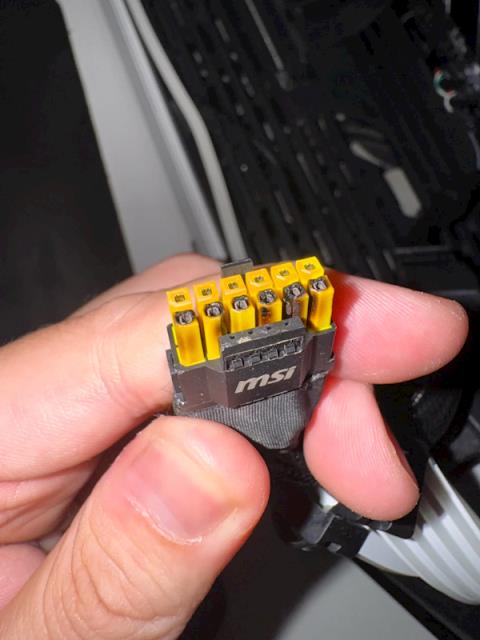 12V-2x616针供电接口真没法要了！48小时烧了四块RTX5090(图11)