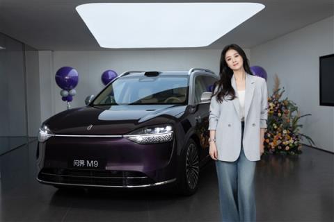 演员蒋欣成问界M9车主：选了银境紫全新配色(图2)