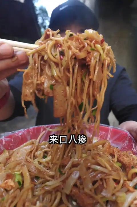 乌啦啦视频带火郑州“炒八掺面” UU跑腿师傅：代排两小时 收入44.4元 比平日奔波划算(图2)