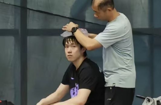 太拼了！王楚钦头顶冰袋 观赛的孙颖莎汗流浃背