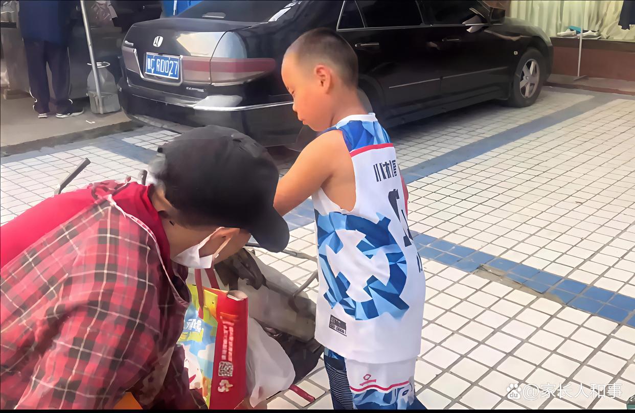 爸爸回应辞职带休学儿子徒步千里!此刻父爱具象化了