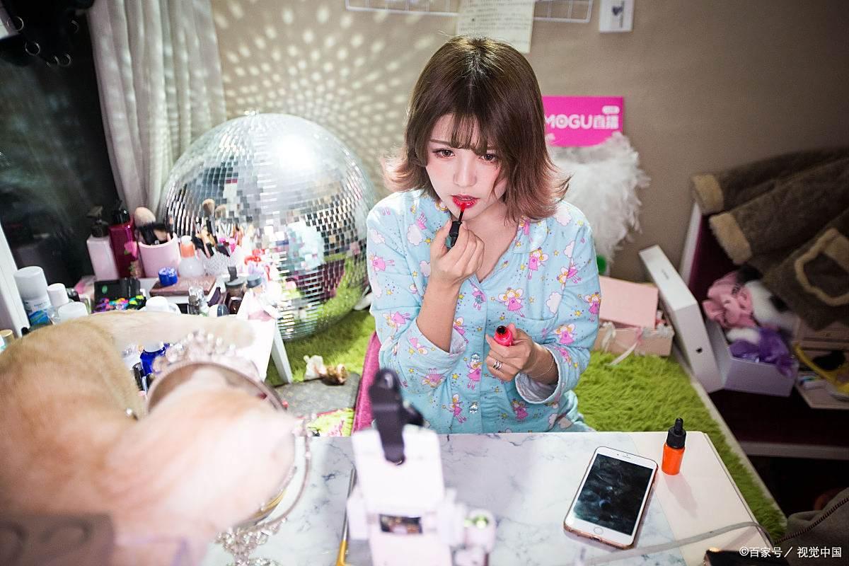 榜一大哥的“情感杀猪盘”:女主播沦陷每天播12小时替榜一还钱