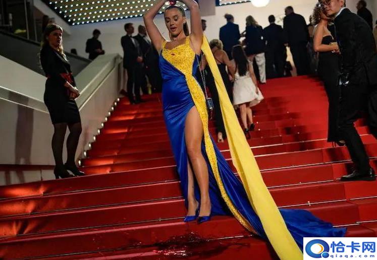 戛纳红毯上 乌克兰网红给自己泼假血？戛纳红毯上 乌克兰网红给自己泼假血