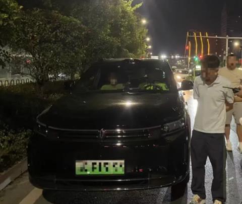男子酒驾被查申辩称用的智驾模式 交警：酒后智驾也是酒驾(图1)