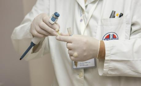 医保只能报销便宜老药系谣言 专家：不按新旧区分 而是看重疗效(图1)