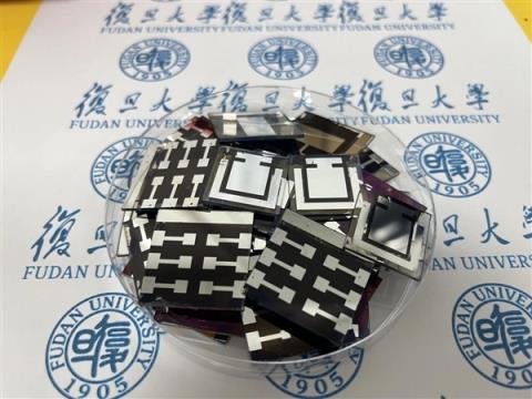 告别铅污染！复旦造出更环保的太阳能电池：还打破一项世界纪录(图2)