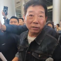 魏建军身穿200块外套被问是否合适 本人回应：我这都快300了(图1)