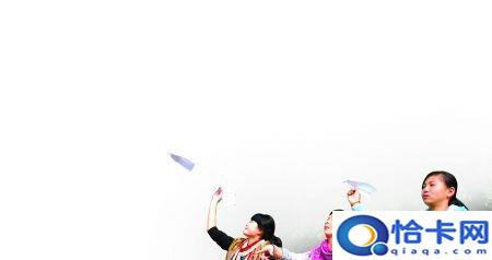 纸飞机 哈气，为什么对纸飞机哈气能飞得更远初中物理简答题？