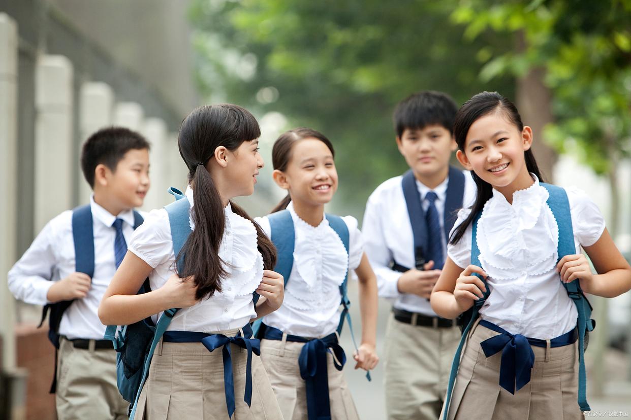 国际大牌新品“撞脸”长沙校服 雅礼中学校服意外成时尚界焦点