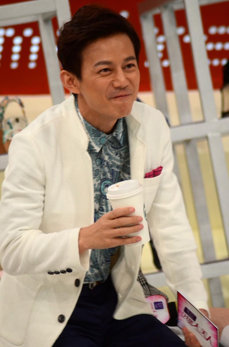 51岁何炅节目中崩溃自白:“我现在特别痛苦”引全网共鸣