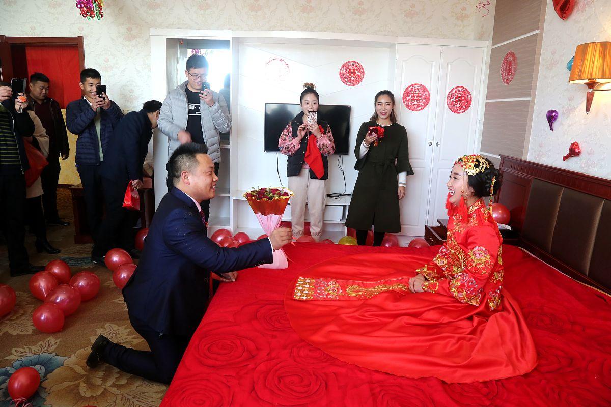 喜宴新风尚:新人“摸红包”仪式开启婚俗改革新篇章