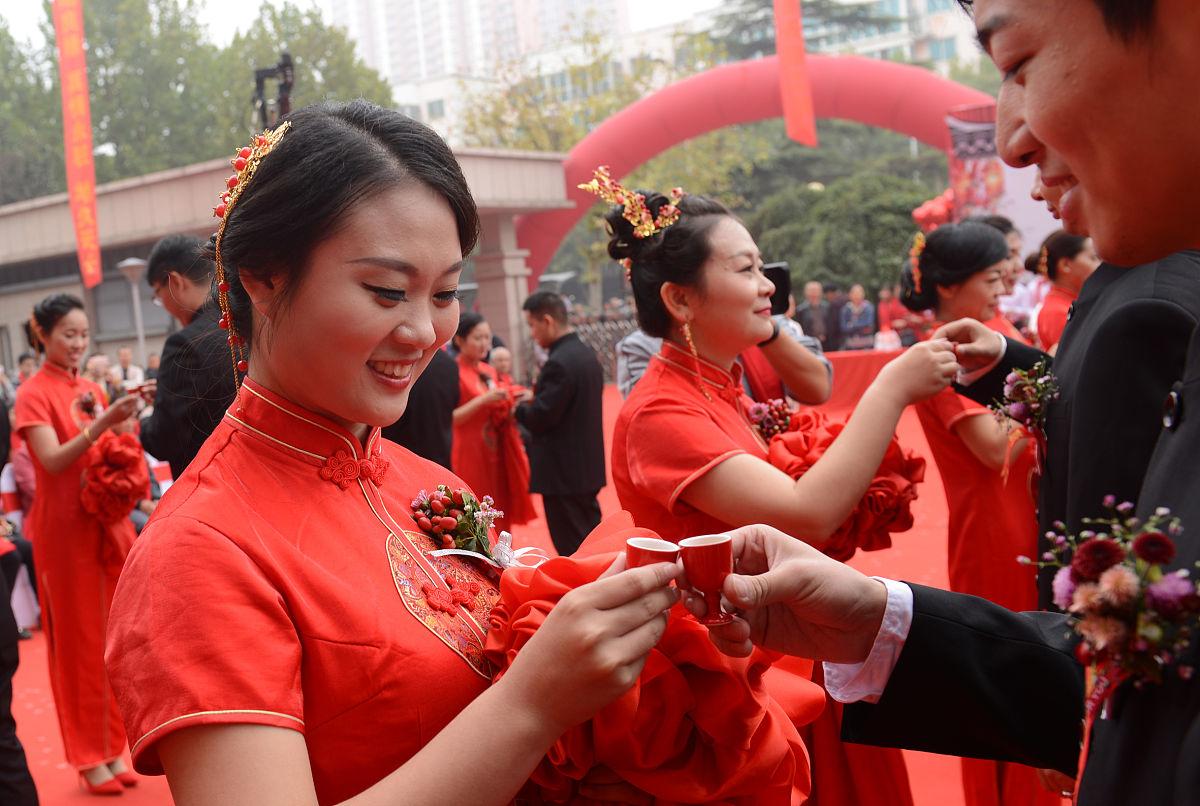 喜宴新风尚:新人“摸红包”仪式开启婚俗改革新篇章