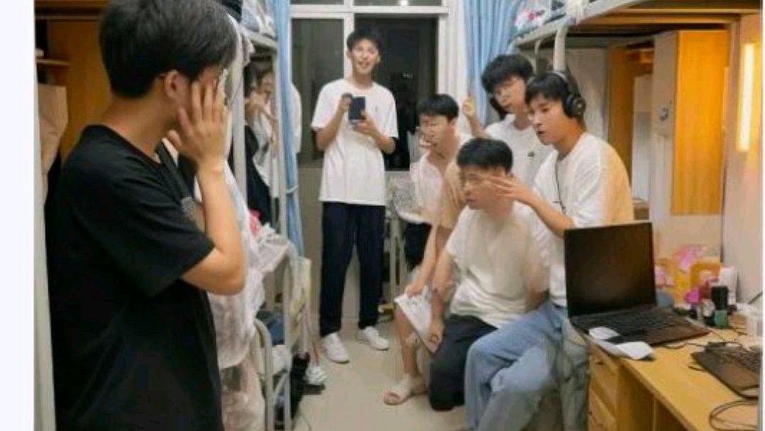 人民日报评大学宿舍成直播秀场?网友:除了不应该应该怎么治
