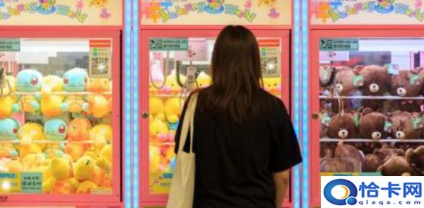 怎样才能抓到娃娃机里的娃娃,娃娃机怎么才能抓得到