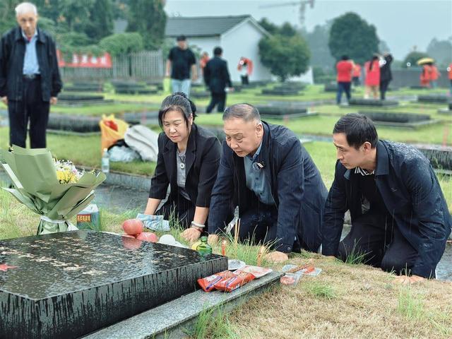 为何湖北亲人冒雨千里祭拜23岁烈士温秉仁?