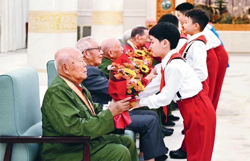 为何湖北亲人冒雨千里祭拜23岁烈士温秉仁?