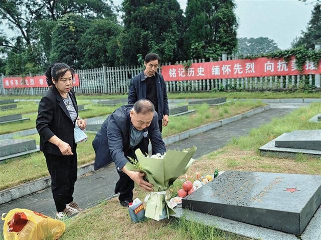 为何湖北亲人冒雨千里祭拜23岁烈士温秉仁?