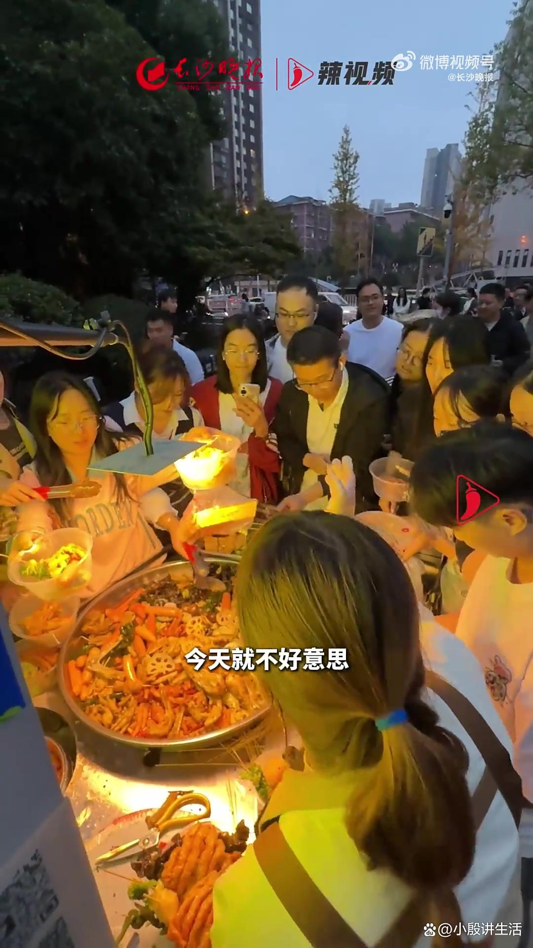 湖南长沙:一对夫妻卖辣卤?因为食客排队太久?宣布全部免单!
