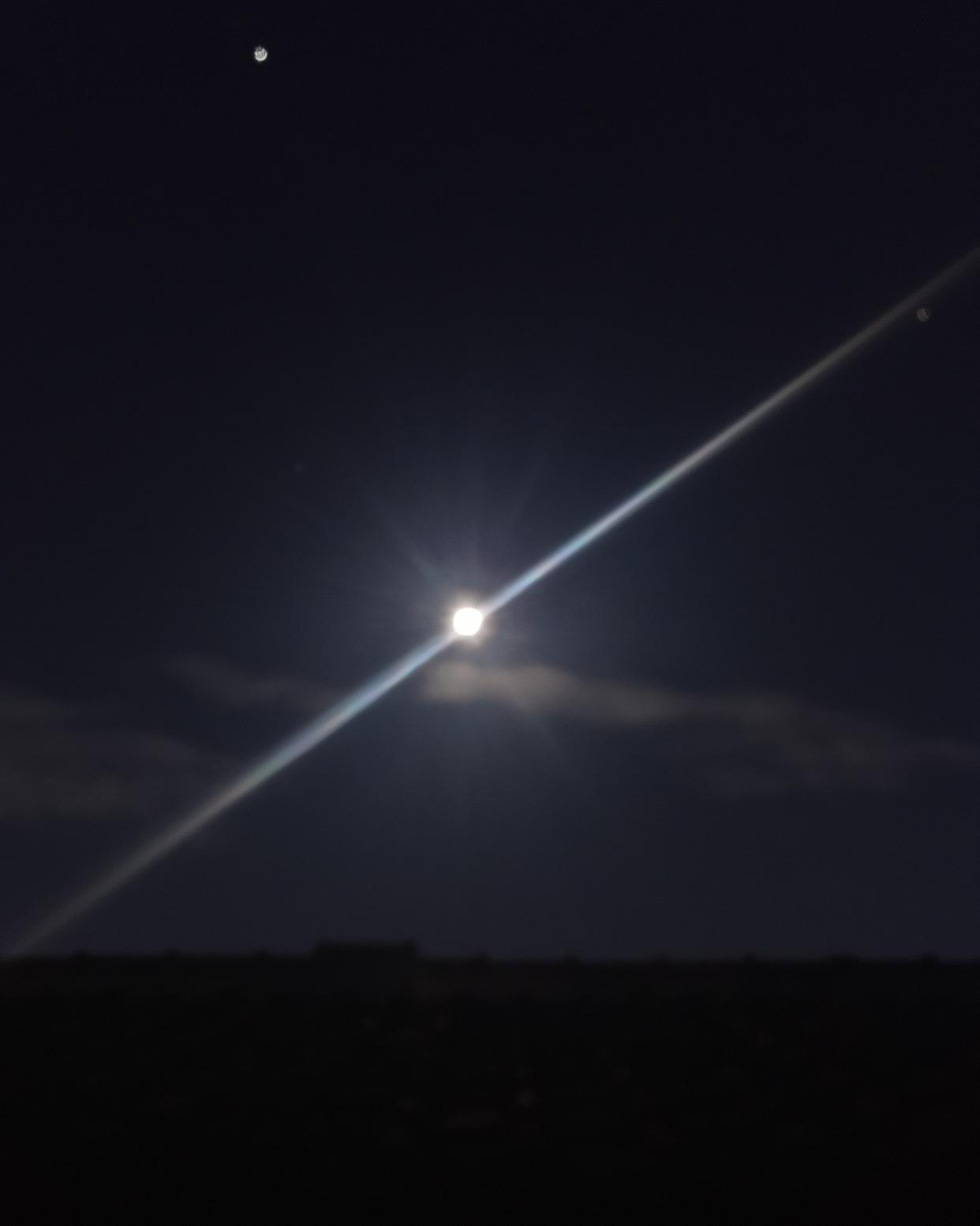 广西夜空惊现串珠状UFO 多地上空闪现神秘光点