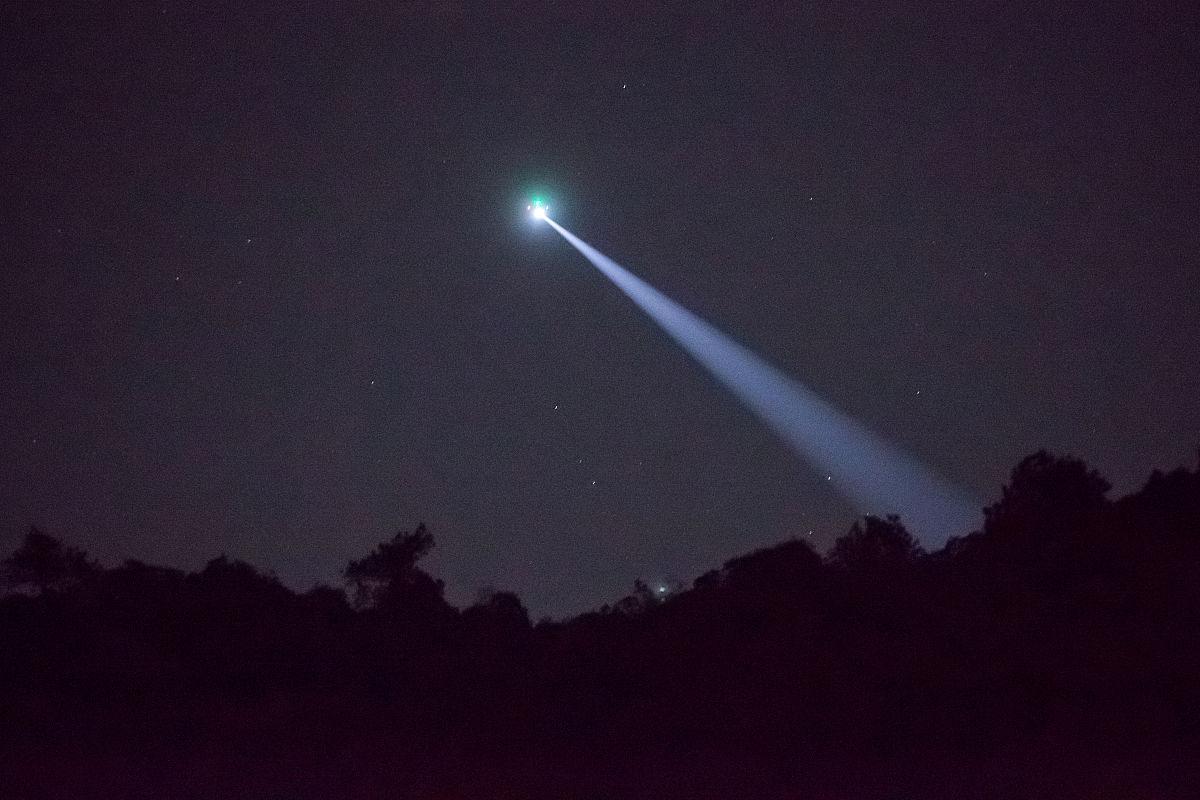 广西夜空惊现串珠状UFO 多地上空闪现神秘光点