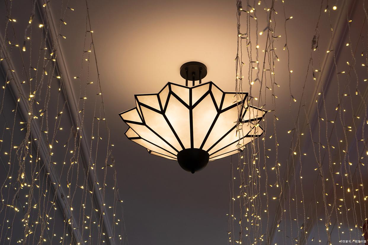 酒店天价索赔风波：客人随手一挂衣服被索16万维修费