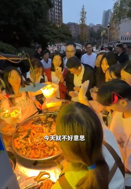 辣卤夫妻霸气免单:排队超2小时所有食客免费用餐